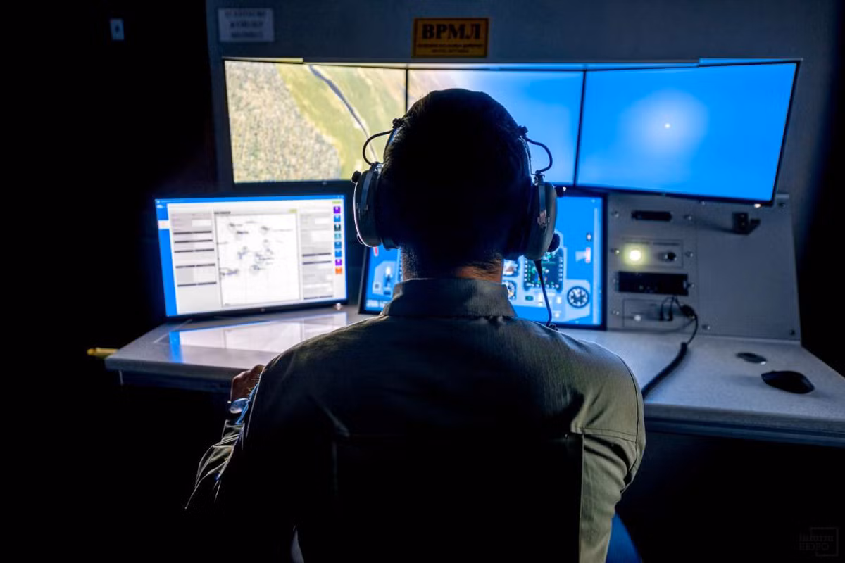 Vị trí làm việc của chuyên gia thực hiện giả lập các bài tập khác nhau phục vụ đào tạo phi công. Ảnh: Grigory Bedenko