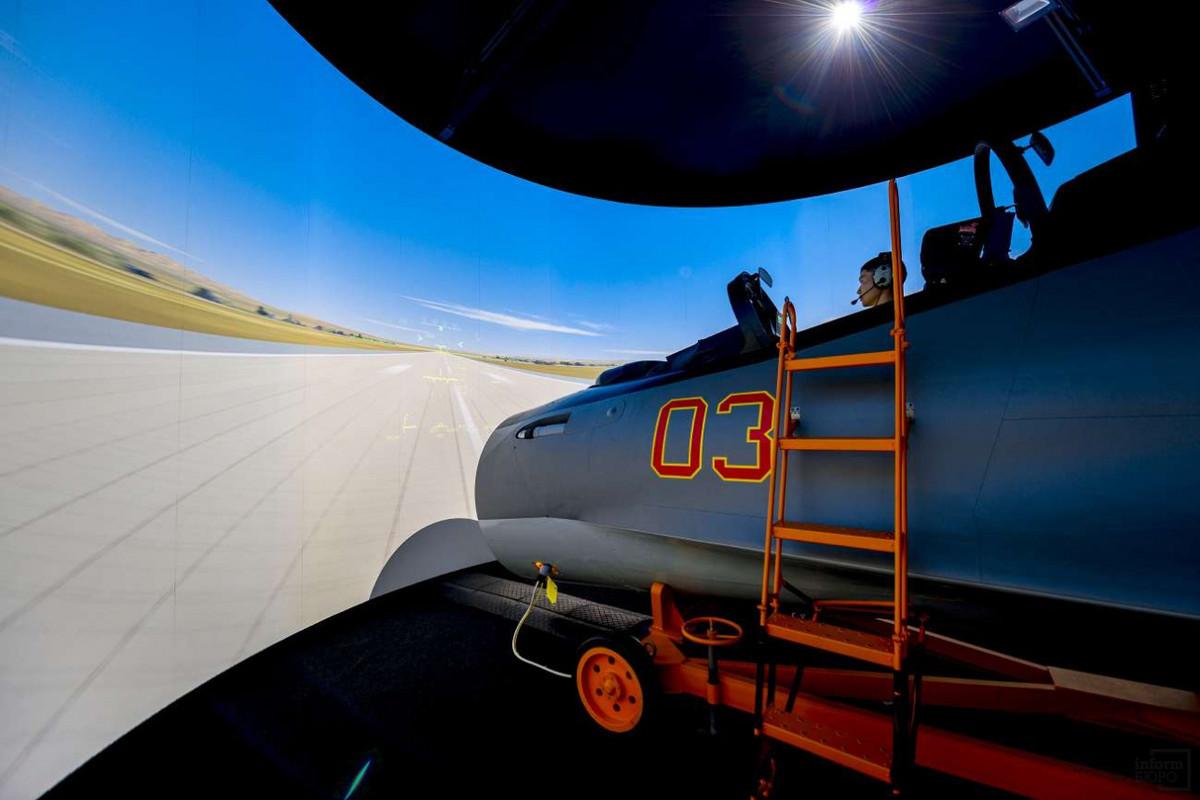 Đây là nơi phi công thích nhất – buồng lái giống hệt Su-30SM, nhưng chỉ khác rằng anh ta sẽ trải nghiệm cảm giác cầm lái tiêm kích vài chục triệu USD qua màn hình giả lập không gian bên ngoài nhìn y như thật. Ảnh: Grigory Bedenko