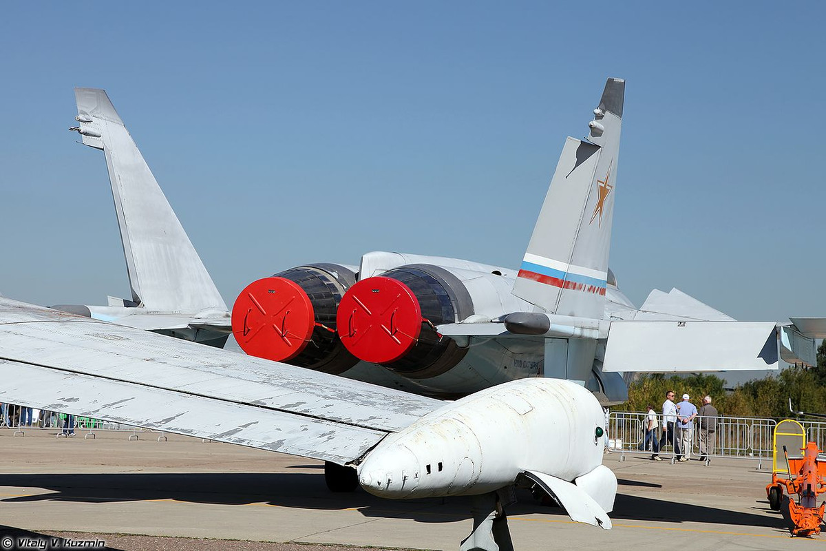 Máy bay sử dụng hai động cơ phản lực tuốc bin cánh quạt phụ trội Lyulka AL-41F có buồng đốt lần hai, khả năng điều chỉnh hướng luồng khí phụt, mỗi chiếc tạo ra 175 kN (39.340 lbf) lực đẩy (những động cơ này vẫn đang được phát triển thêm). Cả hai đều có cửa hút khí riêng đặt dưới thân. Chiếc máy bay nặng 35 tấn này trên lý thuyết có thể đạt tốc độ tối đa Mach 2.6 ở độ cao thích hợp, và có khả năng bay siêu âm trong thời gian dài. Nguồn ảnh: Vitaly-Kuzmin