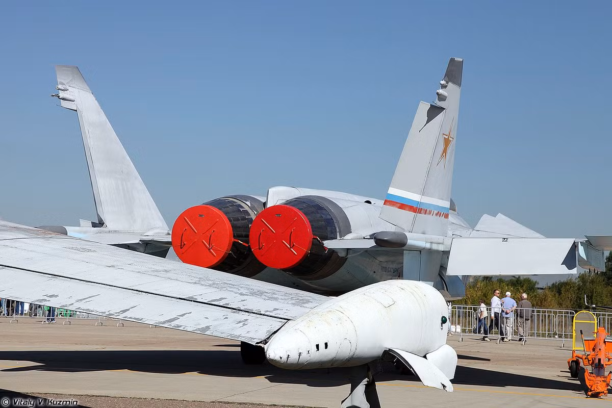 Máy bay sử dụng hai động cơ phản lực tuốc bin cánh quạt phụ trội Lyulka AL-41F có buồng đốt lần hai, khả năng điều chỉnh hướng luồng khí phụt, mỗi chiếc tạo ra 175 kN (39.340 lbf) lực đẩy (những động cơ này vẫn đang được phát triển thêm). Cả hai đều có cửa hút khí riêng đặt dưới thân. Chiếc máy bay nặng 35 tấn này trên lý thuyết có thể đạt tốc độ tối đa Mach 2.6 ở độ cao thích hợp, và có khả năng bay siêu âm trong thời gian dài. Nguồn ảnh: Vitaly-Kuzmin