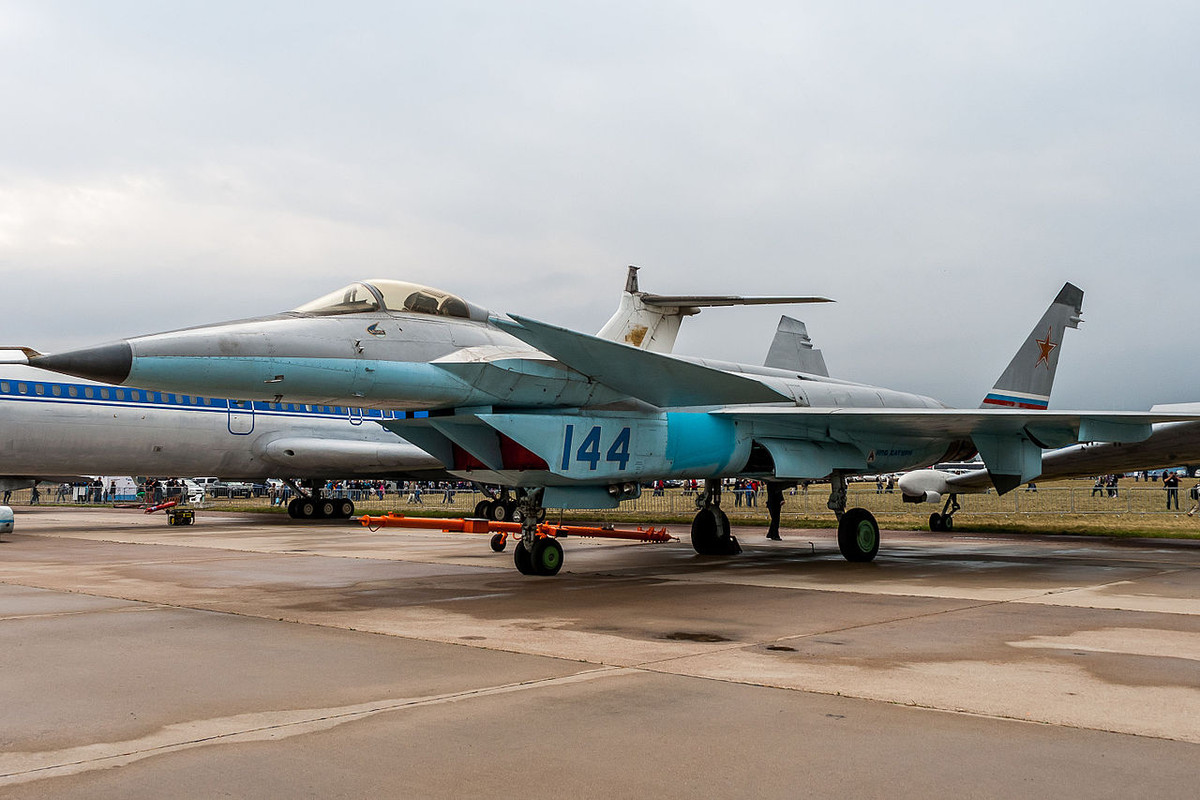 Hệ thống điện tử trên chiếc 1.44 được coi là ưu việt theo những tiêu chuẩn phương tây: buồng lái kính, radar xung Doppler với một ăngten quét mảng pha điện tử quét bị động. Hệ thống radar được kết nối với hệ thống điều khiển hỏa lực cho phép chiếc máy bay giao chiến với hai mươi mục tiêu riêng biệt cùng lúc. Có tin cho rằng hệ thống radar cũng cho phép 1.44 có khả năng chiến đấu tương tự chiếc F-22 ở khoảng cách ngoài tầm quan sát (BVR). Nguồn ảnh: Wikipedia