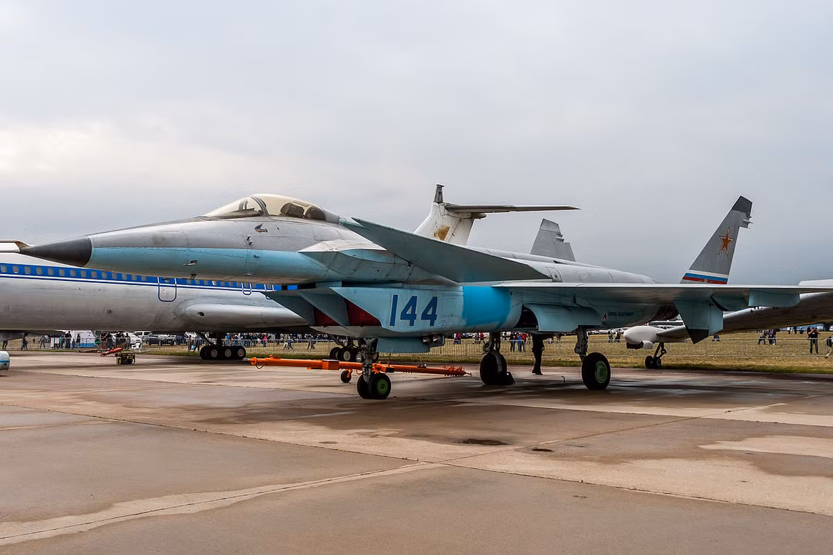 Hệ thống điện tử trên chiếc 1.44 được coi là ưu việt theo những tiêu chuẩn phương tây: buồng lái kính, radar xung Doppler với một ăngten quét mảng pha điện tử quét bị động. Hệ thống radar được kết nối với hệ thống điều khiển hỏa lực cho phép chiếc máy bay giao chiến với hai mươi mục tiêu riêng biệt cùng lúc. Có tin cho rằng hệ thống radar cũng cho phép 1.44 có khả năng chiến đấu tương tự chiếc F-22 ở khoảng cách ngoài tầm quan sát (BVR). Nguồn ảnh: Wikipedia