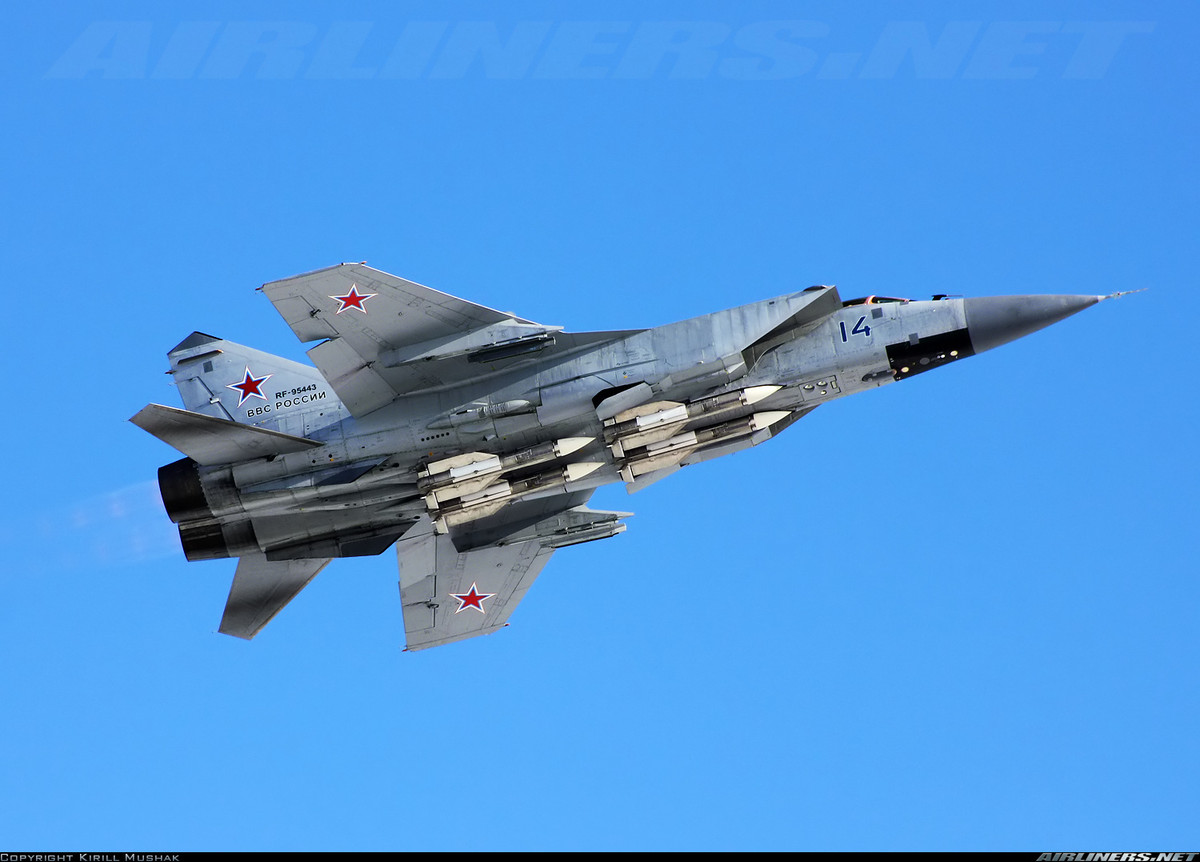 Hiện nay, MiG-31 đóng vai trò là tiêm kích đánh chặn chiến lược của Không quân Nga. Nó là quân "át chủ bài" dùng để tấn công tiêu diệt các máy bay ném bom chiến lược hoặc máy bay báo động sớm của đối phương bằng tốc độ nhanh và vũ khí cực mạnh - tên lửa không đối không R-33 có tầm bắn 304km. Nguồn ảnh: Airliners.net