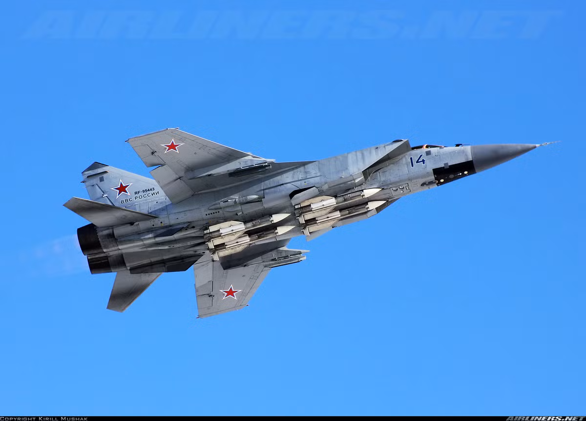 Hiện nay, MiG-31 đóng vai trò là tiêm kích đánh chặn chiến lược của Không quân Nga. Nó là quân "át chủ bài" dùng để tấn công tiêu diệt các máy bay ném bom chiến lược hoặc máy bay báo động sớm của đối phương bằng tốc độ nhanh và vũ khí cực mạnh - tên lửa không đối không R-33 có tầm bắn 304km. Nguồn ảnh: Airliners.net