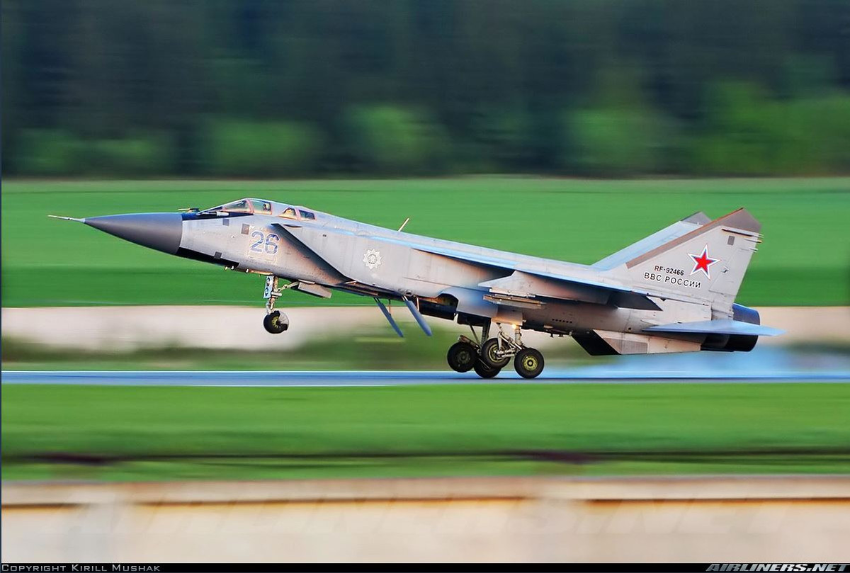 Sự ra đời của MiG-41 chính thức soán luôn ngôi vị “tiêm kích nhanh nhất thế giới” của MiG-31. Mẫu máy bay đánh chặn được tạo ra vào những năm 1980, sở hữu tốc độ bay nhanh khủng khiếp Mach 2,83 - tương đương 3.000km/h. Nguồn ảnh: Airliners.net