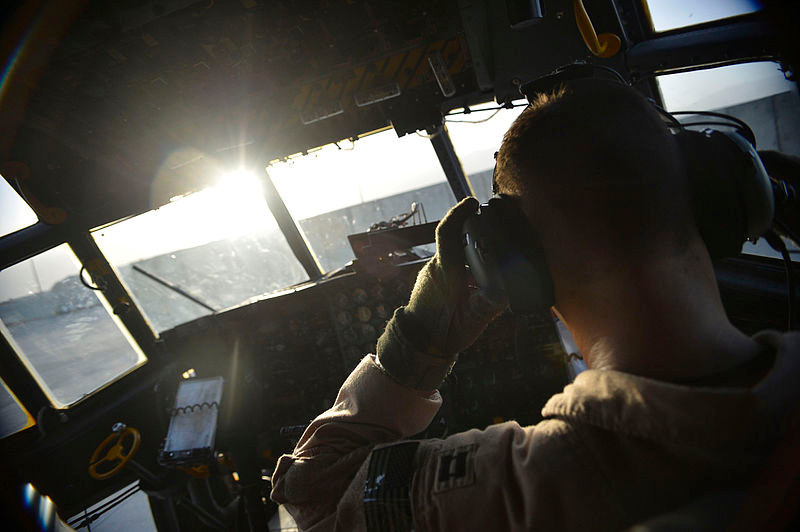 Phi hành đoàn EC-130H gồm 13 người: 4 sĩ quan điều khiển - hoa tiêu; 9 người điều khiển hệ thống tác chiến điện tử trên máy bay. Nguồn ảnh: Wikipedia