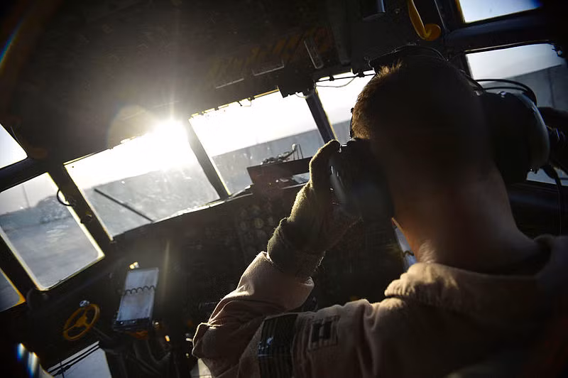 Phi hành đoàn EC-130H gồm 13 người: 4 sĩ quan điều khiển - hoa tiêu; 9 người điều khiển hệ thống tác chiến điện tử trên máy bay. Nguồn ảnh: Wikipedia