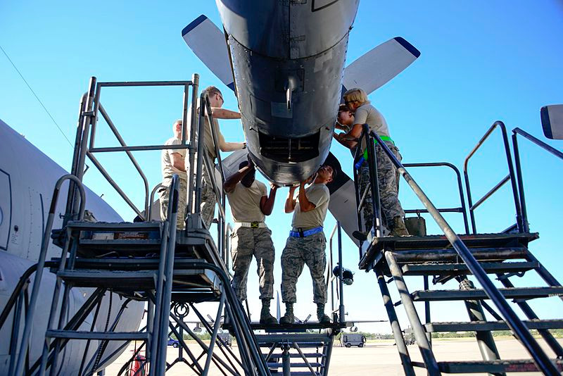 EC-130H trang bị động cơ turboprop T56-A-15 tương tự C-130H nhưng bất ngờ là tham số về tốc độ, tầm bay, tốc độ leo cao bị giấu kín. Nguồn ảnh: Wikipedia