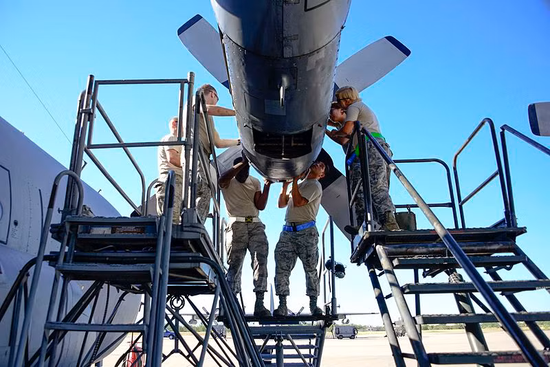 EC-130H trang bị động cơ turboprop T56-A-15 tương tự C-130H nhưng bất ngờ là tham số về tốc độ, tầm bay, tốc độ leo cao bị giấu kín. Nguồn ảnh: Wikipedia