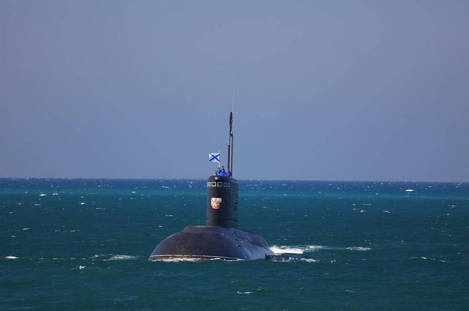 Tất nhiên câu hỏi đặt ra lúc này là chiếc tàu ngầm Kilo hiện đại của nước Nga nằm tại đó làm gì? Bán hàng hay đơn giản chỉ là chuyến thăm! Nguồn ảnh: Sina