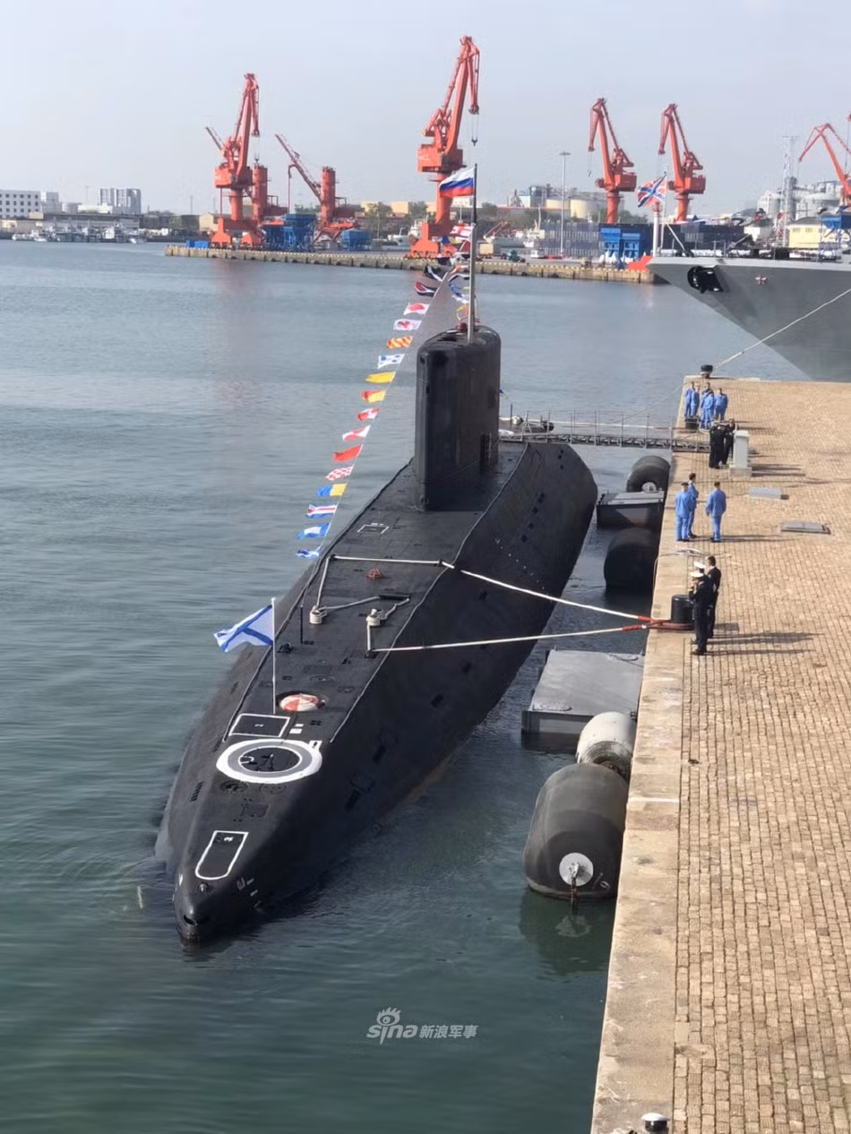 Theo mạng Sina, câu trả lời khá đơn giản, đó là một trong những chiếc tàu chiến của Hải quân Nga được gửi tới Quân cảng Thanh Đảo tham gia cuộc tập trận “Hợp tác biển 2019” diễn ra từ ngày 29/4 tới 4/5/2019. Nguồn ảnh: Sina