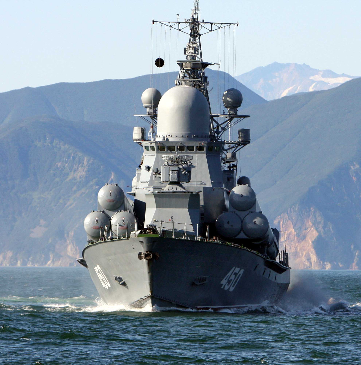 Thiết kế bố trí vũ khí của Đề án 12341 có nhiều nét khác biệt so với kết cấu thông thường khi mà phần tháp pháo hạm được chuyển ra đuôi, ở phía trước nhường chỗ cho vũ khí khác. Nguồn ảnh: Wikipedia