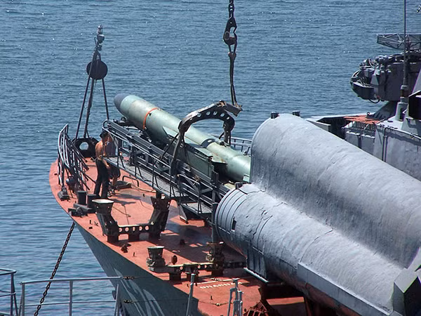 P-120 Malakhit được đưa vào phục vụ năm 1972, nó có kích cỡ tương đối lớn lên tới 3,1 tấn, dài 8,84m, đường kính thân 76,2cm, đầu đạn nặng tới 840kg với 500kg thuốc nổ phá hoặc đầu đạn hạt nhân 200kiloton. Nguồn ảnh: Wikipedia