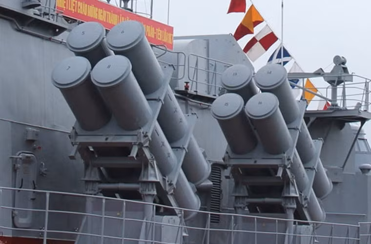 Sức mạnh của P-120 là không hề thua kém, tuy nhiên dẫu sao nó cũng thuộc công nghệ những năm 1970, so với 3M24 Uran – nó nhẹ và nhỏ hơn nhiều, nhưng sức công phá cũng như tầm bắn không thua kém. Đó là chưa kể, các tàu có thể mang số lượng lớn Uran, ví dụ với tàu Smerch sau khi thay tên lửa, nó có thể mang tới 16 quả Uran thay vì chỉ 6 quả Malakhit. Nguồn ảnh: QĐND