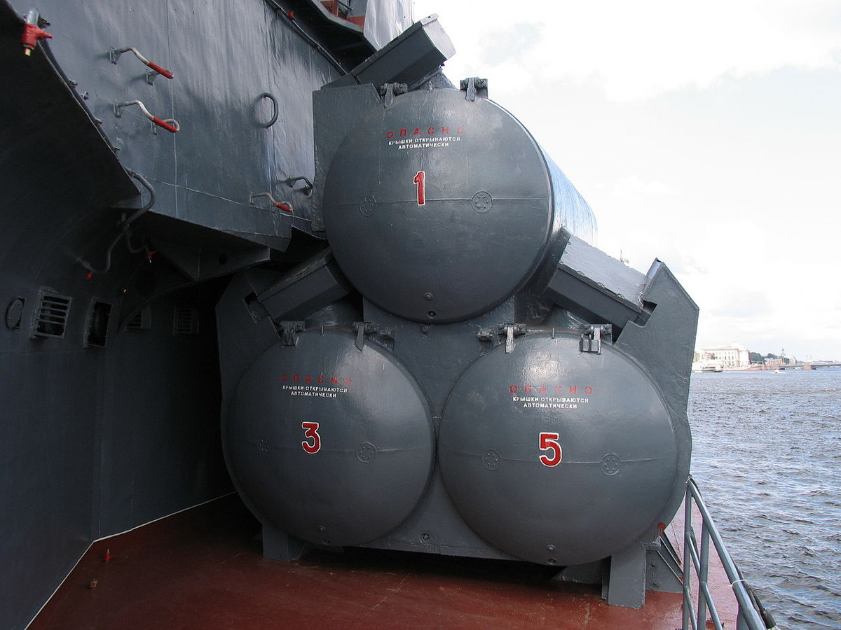 Đề án 12341 trang bị hệ thống tên lửa hành trình chống hạm P-120 Malakhit (NATO định danh là SS-N-9) với kết cấu bệ phóng 3 ống đặt hai bên hông tàu tên lửa. Nguồn ảnh: Wikipedia