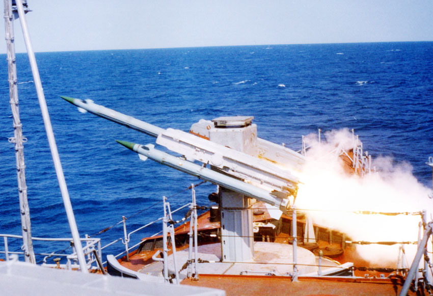 Trở lại với vũ khí phụ của đề án 12341 đặt trước thượng tầng, đó là nơi chứa các bệ phóng Zif-122 với hai rãnh đạn cho phép triển khai 2 quả tên lửa phòng không 9M33M có tầm bắn 2-9km, độ cao tác xạ từ 50m tới 5.000m. Cơ số đạn dự trữ ngoài ra còn có 20 quả. Nguồn ảnh: Wikipedia