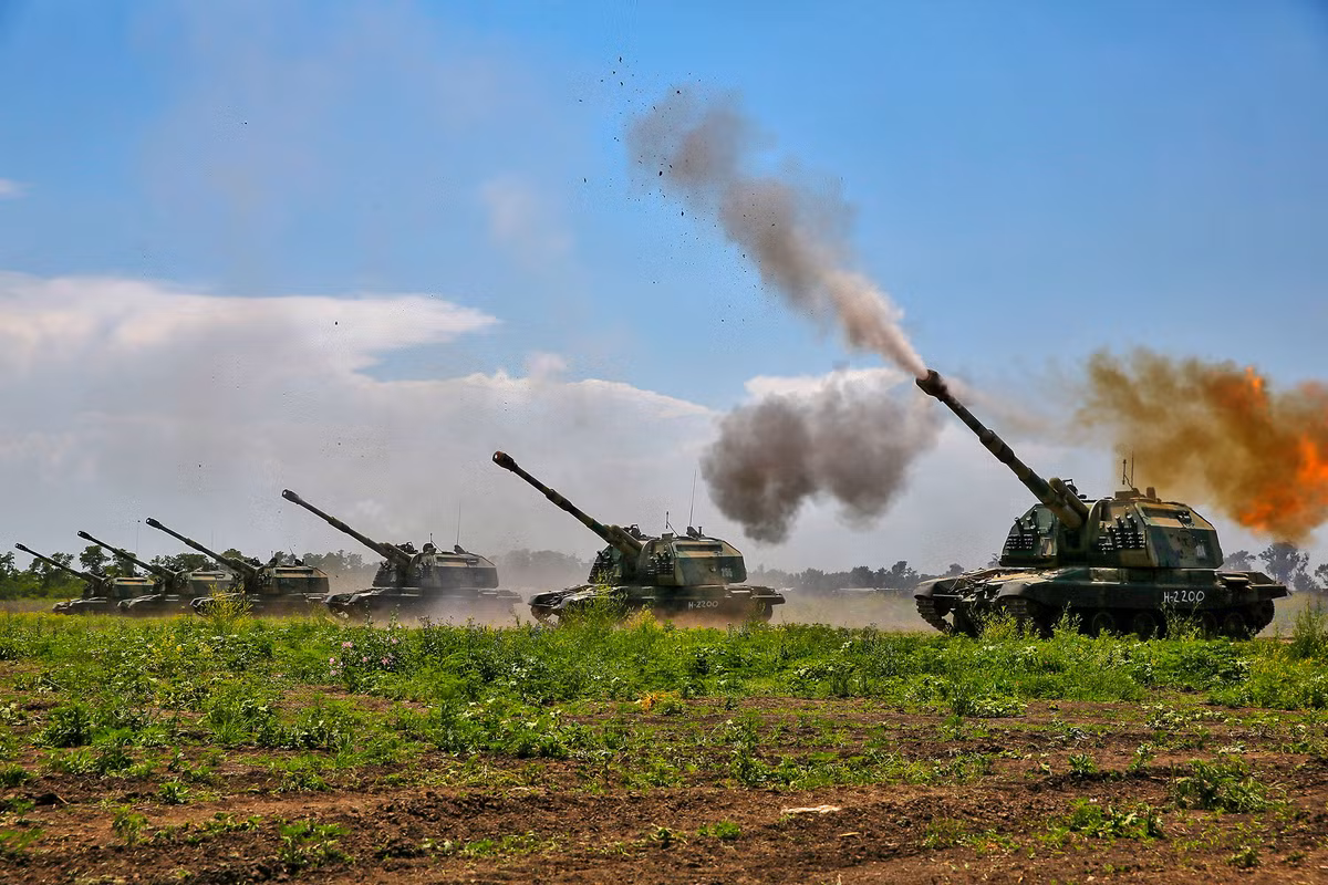 2S19M1 là phiên bản cải tiến thứ 2 được sản xuất hàng loạt của hệ thống pháo tự hành hạng nặng, tầm xa 2S19 Msta-S chủ lực của Nga hiện nay. So với phiên bản đầu 2S19 Msta-S, 2S19M1 cải tiến hệ thống nạp đạn và hệ thống định vị toàn cầu GLONASS. Nguồn ảnh: Bộ Quốc phòng Nga