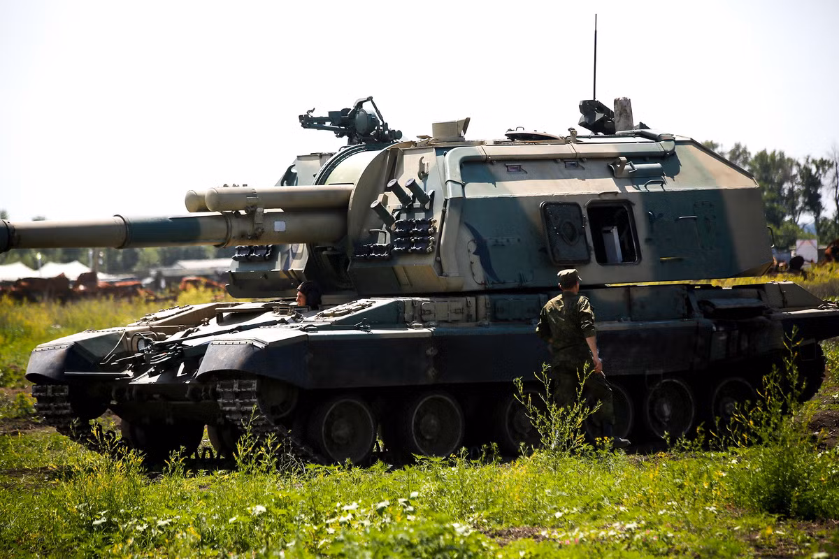 Khung gầm của 2S19M1 Msta-S là xe tăng T-80 nhưng lắp động cơ diesel 840hp của xe tăng T-72, phần thân có cấp độ bảo vệ tương đương T-80 không trang bị giáp ERA, nhưng tháp pháo chỉ chống được đạn súng máy hay đạn pháo văng mảnh và mảnh bom. Nguồn ảnh: Bộ Quốc phòng Nga