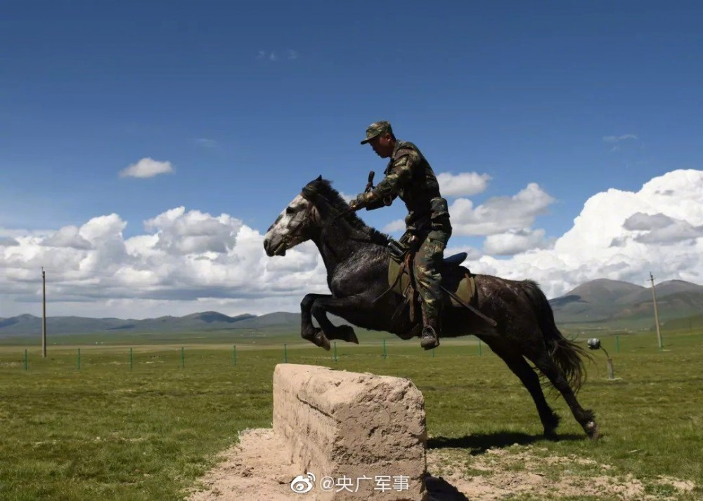 Hiện đại ở đây là trang bị của người lính kỵ binh, thay vì đao thương ngày xưa thì ngay các binh sĩ được huấn luyện để bắn súng “bách phát bách trúng” trên lưng ngựa. Ảnh: bmpd