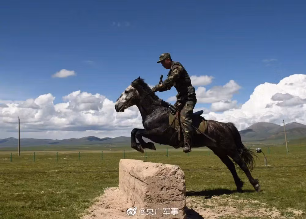 Hiện đại ở đây là trang bị của người lính kỵ binh, thay vì đao thương ngày xưa thì ngay các binh sĩ được huấn luyện để bắn súng “bách phát bách trúng” trên lưng ngựa. Ảnh: bmpd