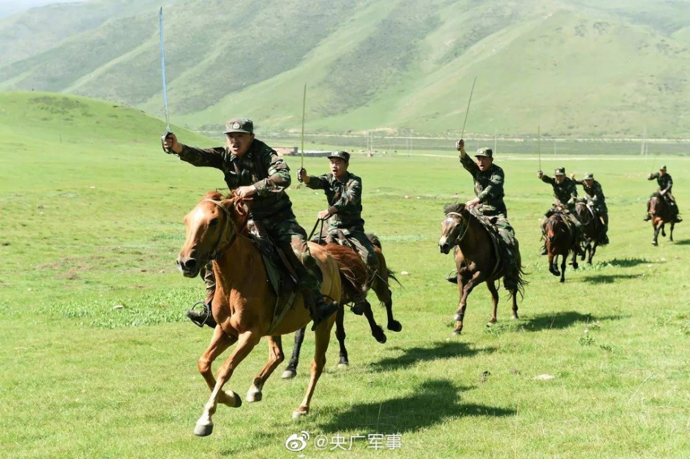 Thật vậy, mới đây mạng quân sự Trung Quốc đăng tải loạt hình ảnh huấn luyện kỵ binh ở một đơn vị Quân đội Trung Quốc. Ảnh: bmpd