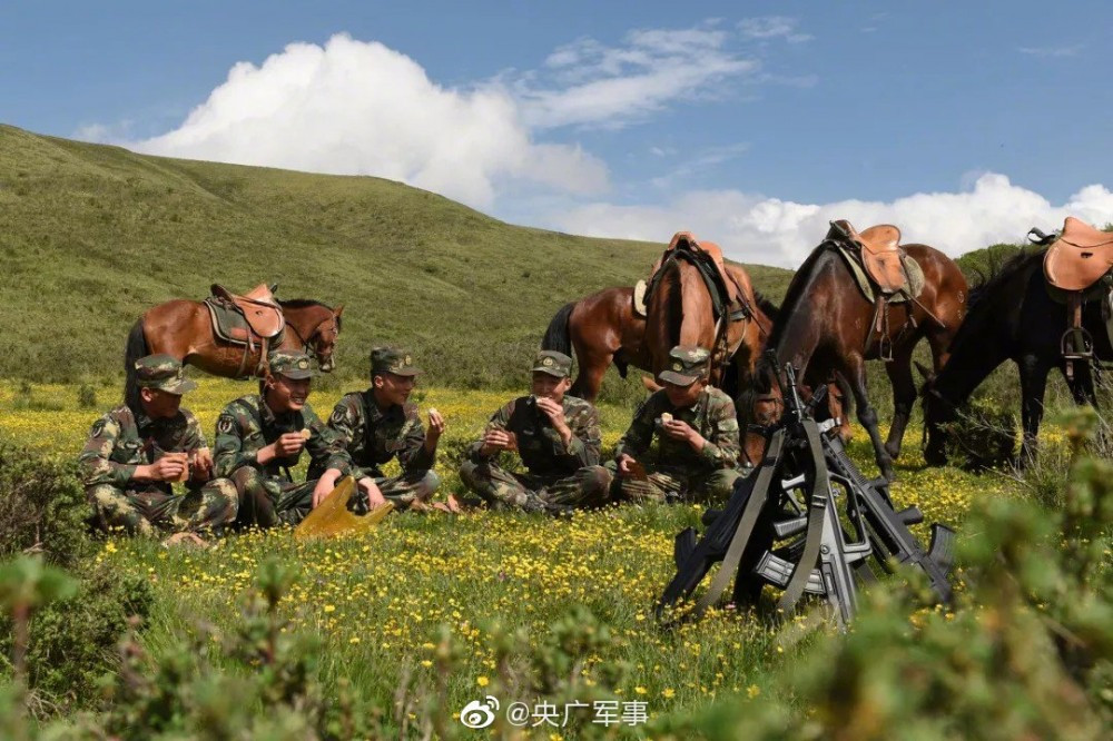 Trong ảnh, lực lượng kỵ binh Trung Quốc đều trang bị súng trường tiến công QBZ-95. Ảnh: bmpd