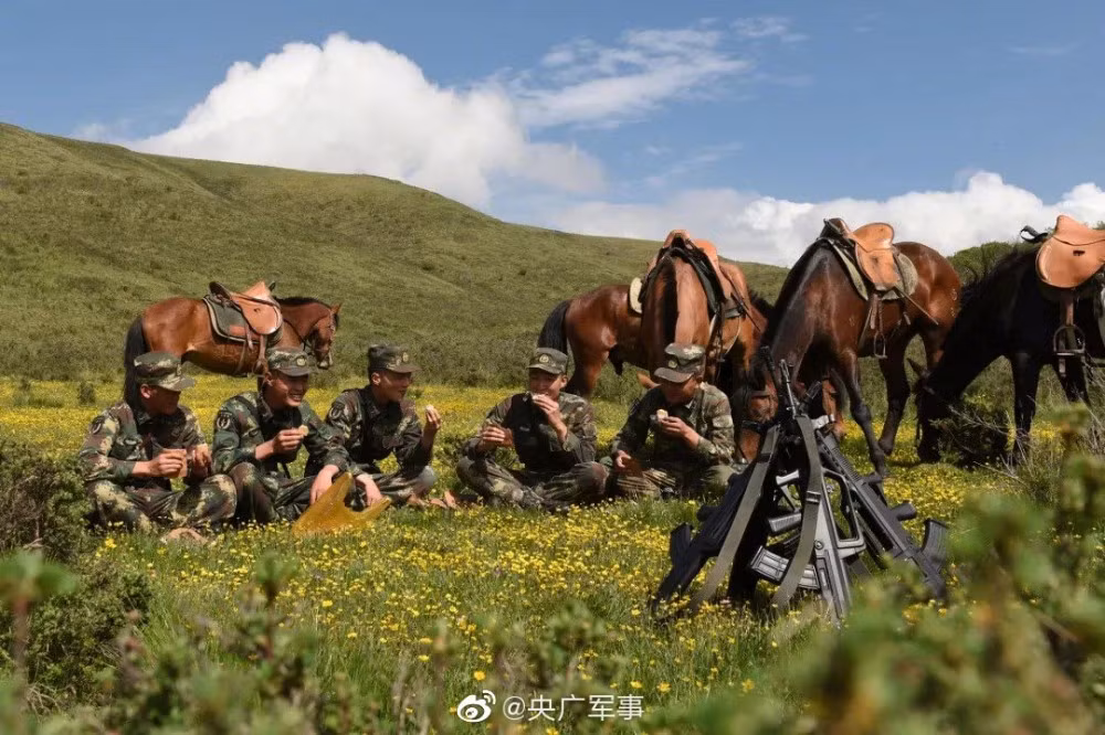 Trong ảnh, lực lượng kỵ binh Trung Quốc đều trang bị súng trường tiến công QBZ-95. Ảnh: bmpd