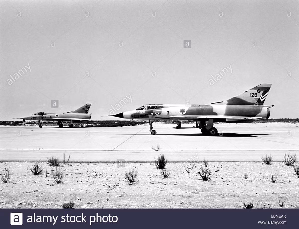 Đó là những chiếc Mirage IIICJ được Israel mua từ Pháp trong giai đoạn từ 1962-1968 (tổng cộng 76 chiếc). Đây được xem là dòng tiêm kích siêu âm đầu tiên của IAF trong lịch sử, nó đã giúp không quân nước này chiếm ưu thế lớn trong ngày đầu của cuộc chiến tranh 6 ngày 1967. Nguồn ảnh: Alamy