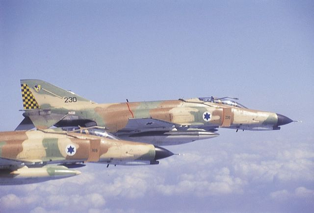 Sau chiến thắng áp đảo của IAF trong chiến tranh 6 ngày 1967, chính quyền Tổng thống Mỹ Lyndon Johnson quyết định bán siêu tiêm kích đa nhiệm F-4 Phantom II cho Israel. Đây được xem là loại máy bay chiến đấu hiện đại nhất thời bấy giờ của phương Tây, là niềm mơ ước của nhiều quốc gia. Nguồn ảnh: Pinterest