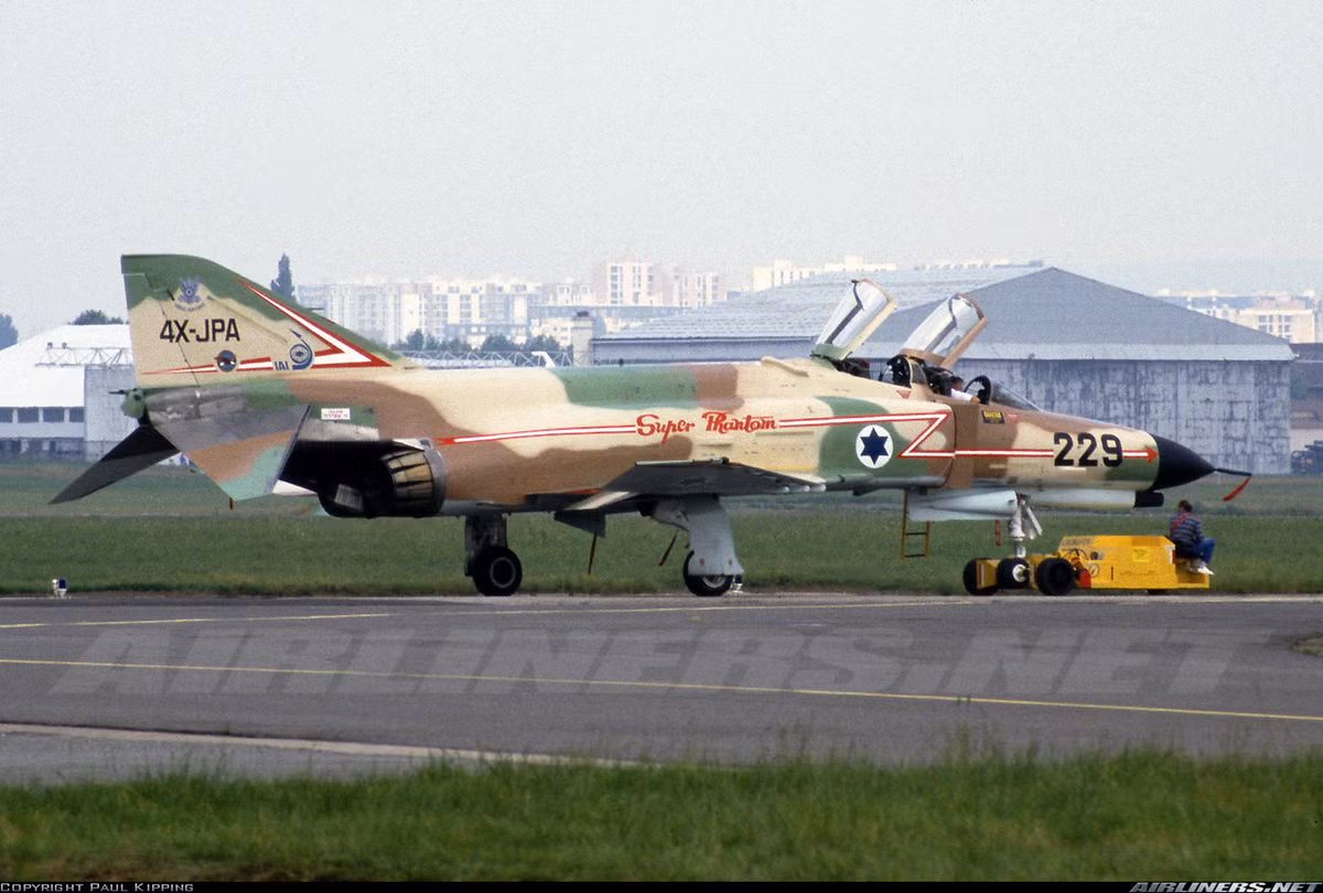 Những chiếc F-4 Phantom II đầu tiên tới Israel vào năm 1969 với những nâng cấp đáng giá nhờ cuộc chiến tranh Việt Nam. Ngay lập tức nó phát huy được hiệu quả, ngày 9/12/1969, chiếc F-4 Phantom II do phi công Ahmed Atef điều khiển đã bắn rơi một chiếc MiG của Ai Cập. Suốt những năm phục vụ sau đó, F-4 Phantom II tiếp tục giành được nhiều thắng lợi. Nguồn ảnh: Airliners.net