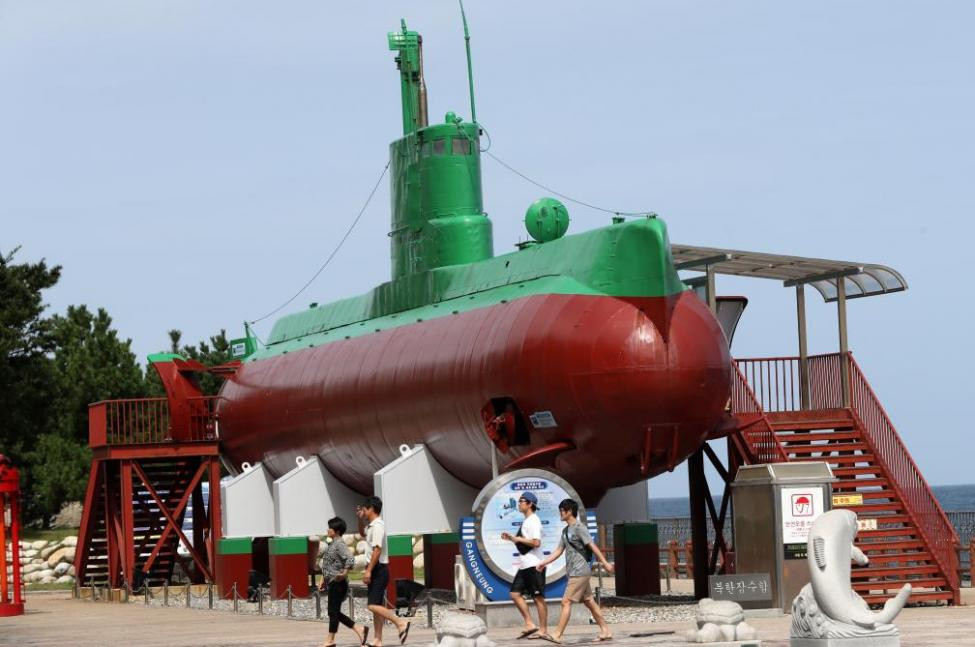 Kích cỡ lớn nên Sang-O trang bị được thêm nhiều thiết bị như radar bị động cảnh báo - trinh sát, hệ thống định vị phát hiện tàu ngầm và hai ngư lôi 533mm. Ít nhất 40 chiếc Sang-O được Triều Tiên chế tạo cho hoạt động tác chiến bí ẩn của mình. Ảnh: Wikipedia