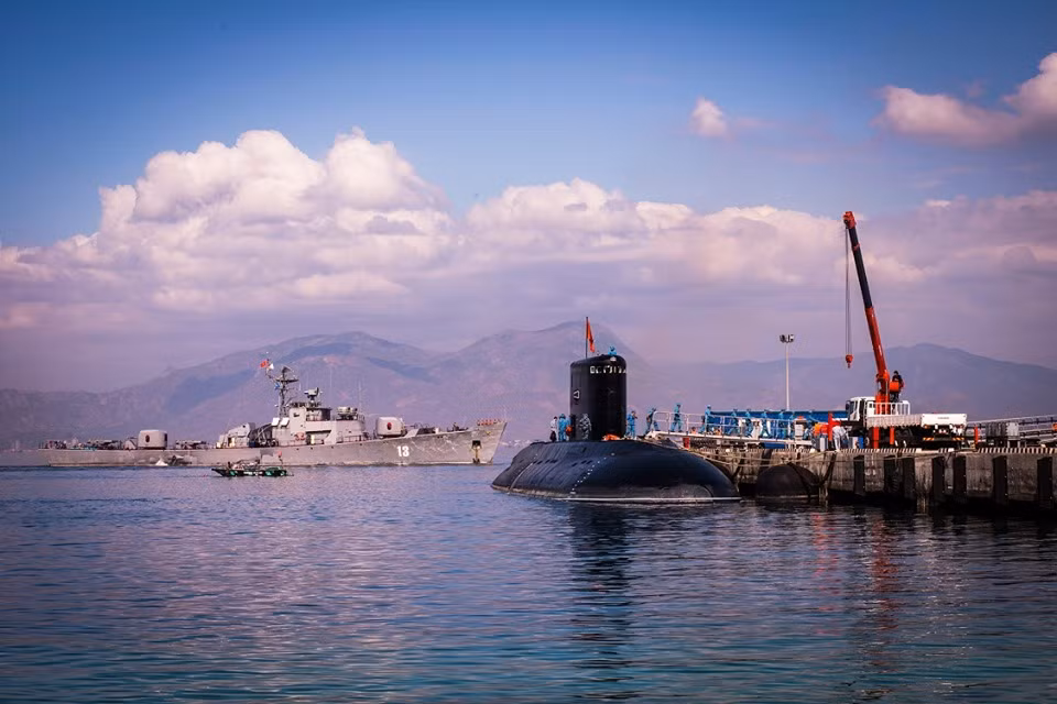 Nhắc đến lực lượng tàu ngầm Việt Nam, thông thường nhiều người sẽ chỉ nghĩ tới các tàu ngầm tấn công chạy động cơ điện – diesel Kilo 636M rất hiện đại mà Đảng và Nhà nước đầu tư rất lớn để mua từ Nga nhằm tăng cường sức mạnh chiến đấu cho hải quân. Ảnh: Báo Hải quân