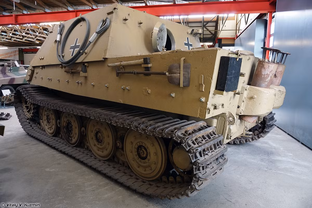 Tuy nhiên, "mạnh cũng có cái khổ của nó", khẩu pháo 380mm sau mỗi lần khai hỏa tỏa ra một lượng khói lớn và âm thanh khủng khiếp khiến chúng dễ bị quân đồng minh phát hiện và vây đánh. Bên cạnh đó, việc khó chế tạo và không có nhiều khung gầm Tiger I để chuyển đổi khiến chỉ có 18 khẩu được sản xuất. Nguồn ảnh: Vitaly-Kuzmin