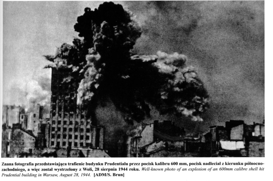 Tuy có sức tàn phá kinh hoàng, nhưng khẩu siêu pháo này cũng có nhược điểm lớn ở cơ động (6-10km/h, dự trữ hành trình 40-60km), tốc độ bắn siêu chậm 1 viên/10 phút. Đổi lại những phát đạn nặng hơn 1 tấn của nó có thể phá hủy bất cứ công trình kiên cố nào của Liên Xô. Trong ảnh, tòa nhà Prudential ở Warsaw (Ba Lan) trúng đạn pháo Karl-Gerat. Nguồn ảnh: Wikipedia