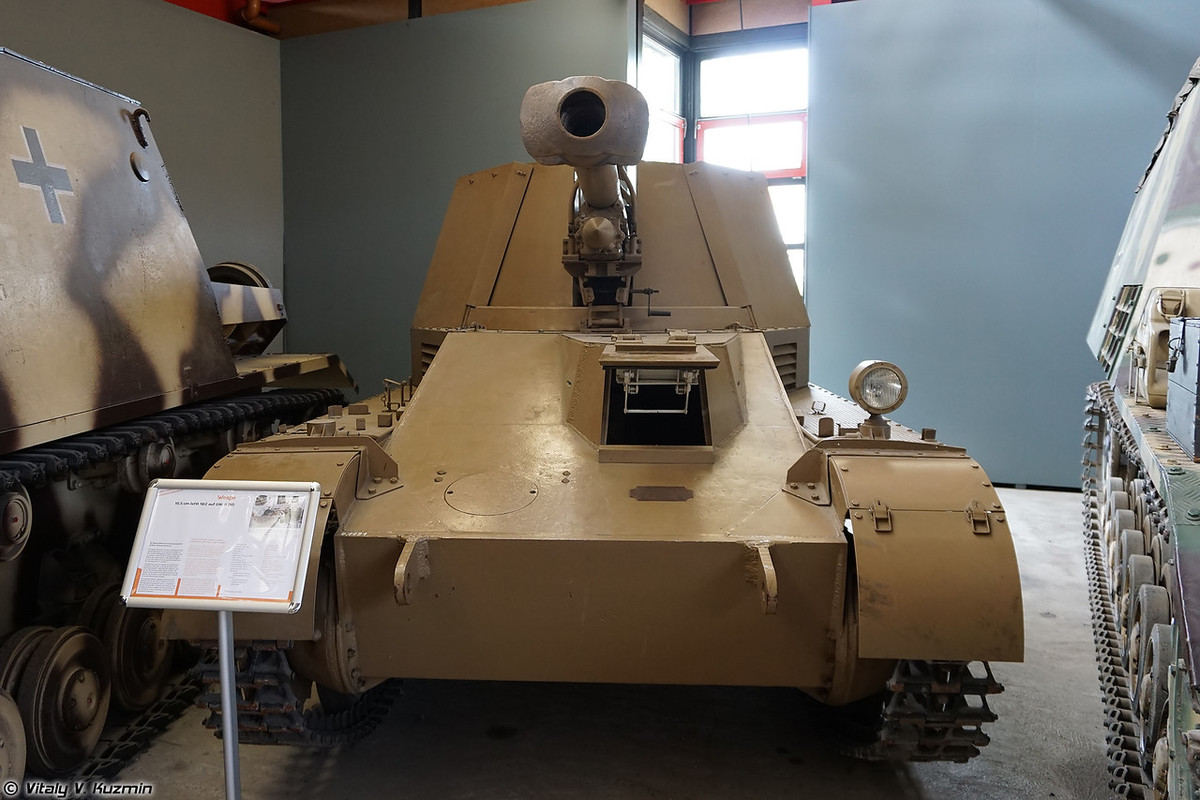 Nhìn chung, pháo tự hành giai đoạn này cơ bản vẫn coi là “sơ khai”, nó gần như là kết hợp đơn giản giữa việc mang khẩu pháo kéo lên xe bánh xích để cơ động nhanh. Trong ảnh là pháo tự hành Wespe được người Đức thiết kế chỉ trong vòng 1 năm, 676 khẩu được chế tạo. Khẩu pháo được thiết kế trên khung gầm xe tăng Panzer II lắp lựu pháo 105mm leFH 18/2 L/28 với 40 viên đạn, tốc độ di chuyển 40km. Nguồn ảnh: Vitaly-Kuzmin