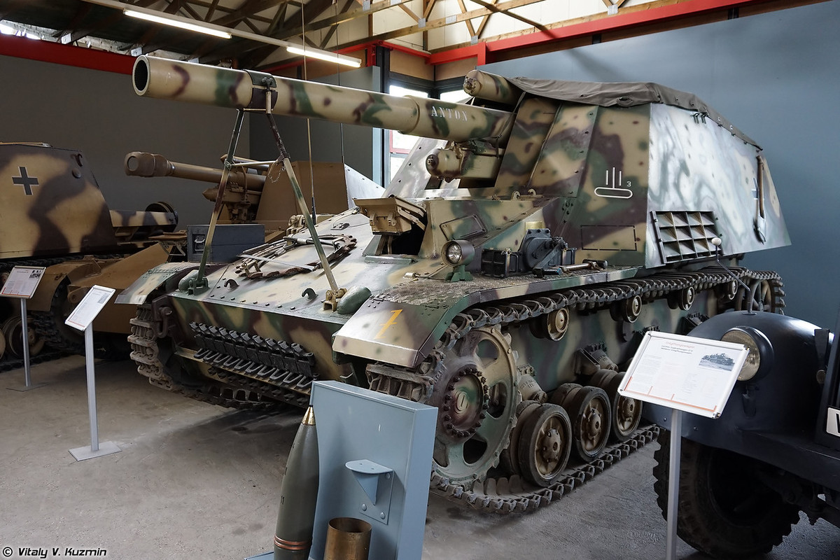 Hummel được đánh giá là khẩu pháo mạnh với hỏa lực 150mm đầy uy lực, cơ động cao nhờ khung gầm Panzer III. Tuy nhiên cũng như Wespe, Hummel thiếu sự bảo vệ ở nóc tháp pháo, pháo không thể chỉnh hướng nếu không quay cả thân xe. Nguồn ảnh: Vitaly-Kuzmin