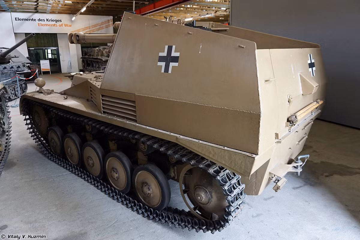 Tuy được đánh giá là khẩu pháo đáng tin cậy và cơ động, tuy nhiên Wespe cũng có nhiều nhược điểm: không quay được tháp pháo, giáp mỏng 5-30mm, không có mái che bảo vệ kíp pháo thủ 4 người. Nguồn ảnh: Vitaly-Kuzmin