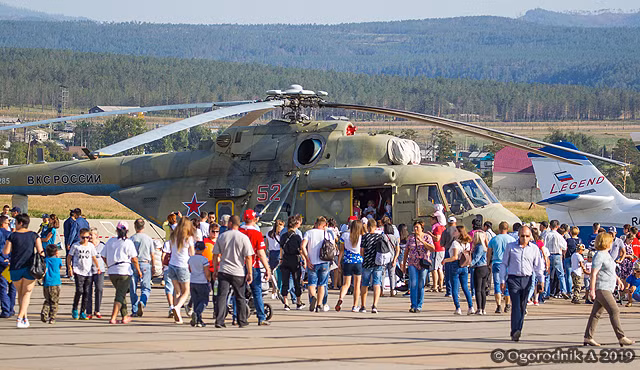 Trong khuôn khổ lễ kỷ niệm, nhà máy Ulan-Ude đã tiến hành triển lãm thiết bị hàng không, thực hiện các chương trình bay biểu diễn, tổ chức các buổi hòa nhạc và thậm chí là cả tập trận với sự tham gia của lực lượng lính dù đặc biệt tinh nhuệ…Ảnh: Ogorodnik A