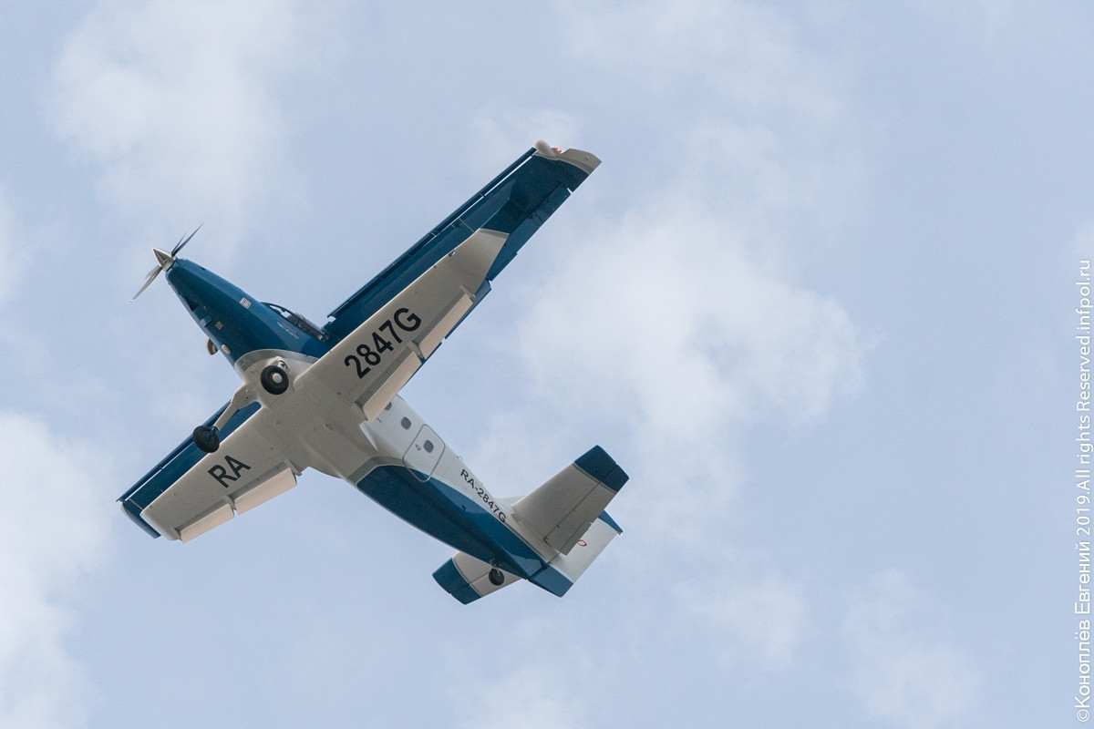 Mặc dù chuyên về trực thăng, nhưng Ulan-Ude đang phát triển dòng máy bay vận tải cánh quạt hạng nhẹ có tên là Baikal nhằm mục đích thay thế dòng An-2 huyền thoại của Liên Xô (cũ) mà nhiều nước vẫn đang dùng. Trong ảnh, máy bay Baikal bay biểu diễn, thiết kế hai tầng cánh được cách điệu khác lạ. Ảnh: infpol.ru