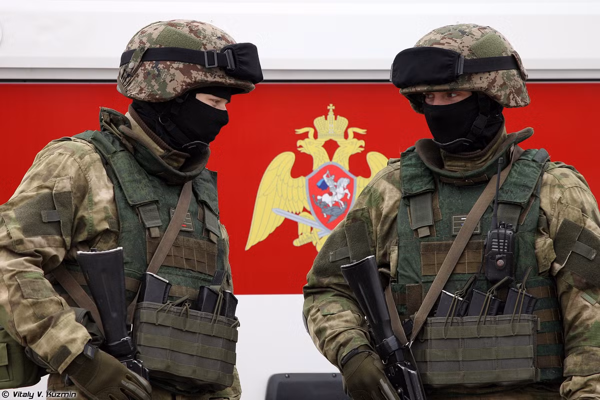Chính thức được tái lập vào năm 2016, chỉ trong vòng không đầy 3 năm, quân số thường trực của Vệ binh Quốc gia Nga (Rosgvardia) đã đạt 34 vạn người để đảm trách nhiệm vụ bảo vệ biên giới, kiểm soát súng đạn, chống khủng bố, tội phạm có tổ chức, bảo vệ trật tự công cộng và các cơ sở nhà nước quan trọng. Nguồn ảnh: Vitaly-Kuzmin