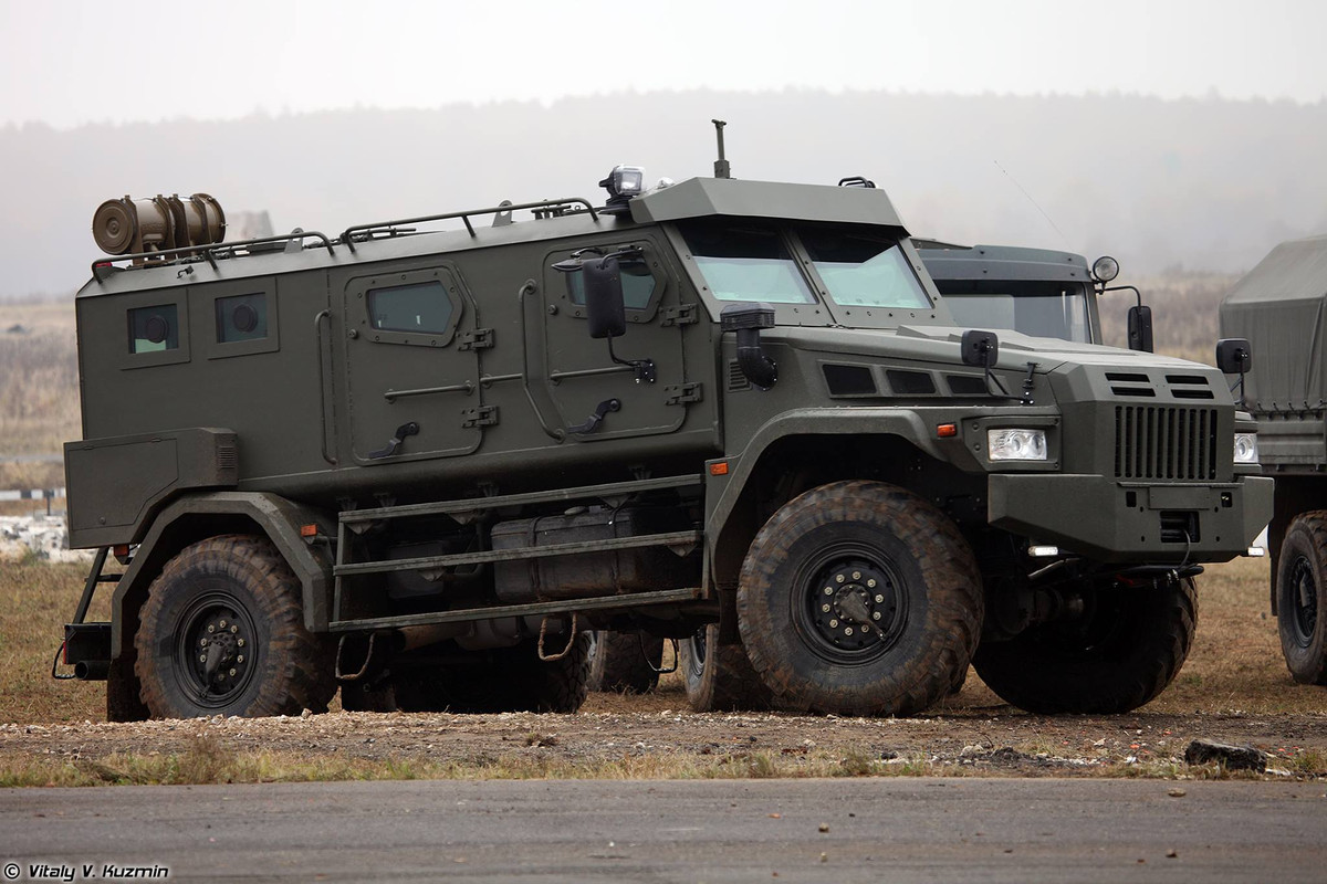Trong ảnh là dòng xe thiết giáp đa năng Patrol-A - nó mới ra mắt vào năm 2015 tại triển lãm ARMY. Dòng xe này trang bị động cơ diesel 261hp cho tốc độ 100km/h, có khả năng hoạt động ở điều kiện cực kỳ khắc nghiệt. Nguồn ảnh: Vitaly-Kuzmin