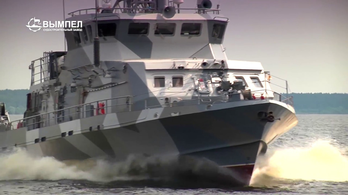 Con tàu có lượng giãn nước 138 tấn, tốc độ tối đa 23 hải lý/h, thủy thủ đoàn 8 người, trang bị khẩu đại liên 14,5mm và các loại súng phóng lựu chống người nhái DP-64/65 và tên lửa phòng không Igla-1. Nguồn ảnh: Youtube