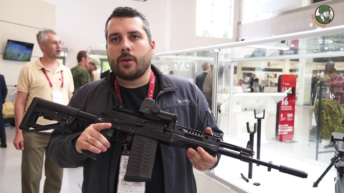 AK-200 dùng cỡ đạn 5,45x39mm M74, nặng chỉ 4,1kg, hộp tiếp đạn 30 viên, tốc độ bắn 600 phát/phút. Dòng súng này tích hợp rail picatinny cho phép dễ dàng lắp kính ngắm hoặc khí tài hỗ trợ khác. Nguồn ảnh: Youtube