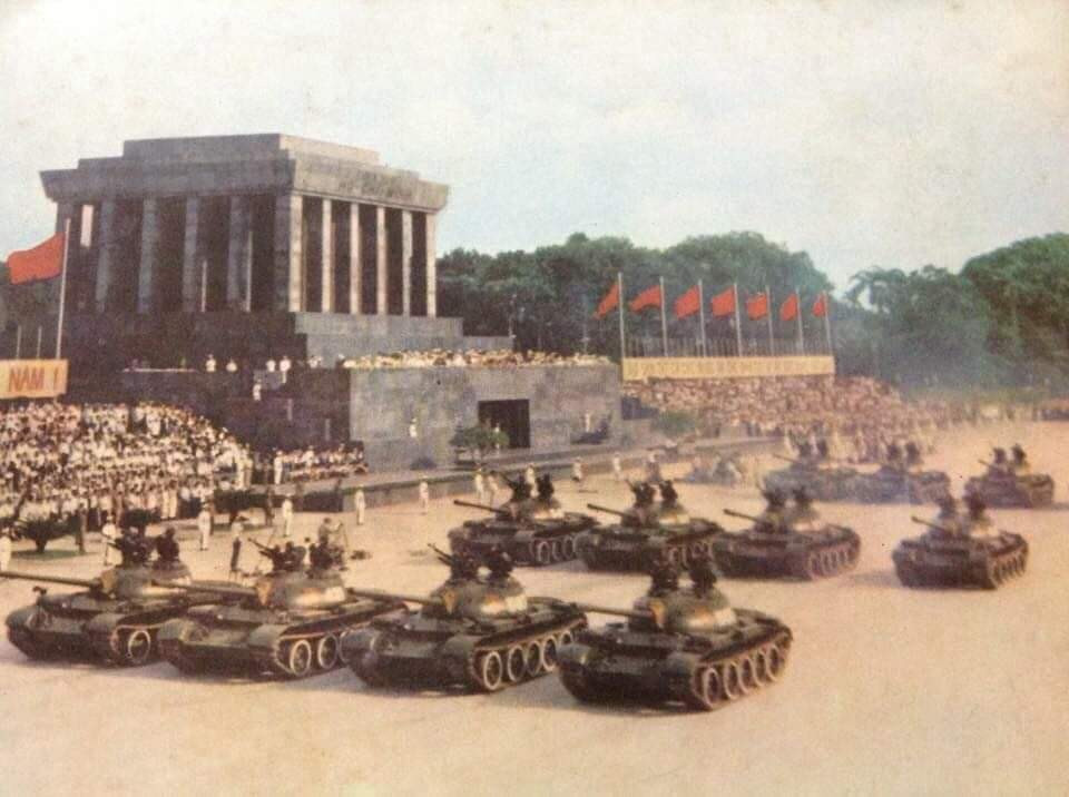 Cũng trong năm 1985, đất nước ta cũng tiến hành cuộc duyệt binh lớn nhất trong lịch sử vào ngày 2/9 nhân kỷ niệm 40 năm Quốc khánh nước Cộng hòa Xã hội Chủ nghĩa Việt Nam. Cuộc duyệt binh huy động hàng chục nghìn người gồm nhiều lực lượng, hàng trăm đơn vị vũ khí hạng nặng của lục quân và không quân. Ảnh: Đội hình xe tăng T-54 xếp thành hàng dài diễu hành trên quảng trường Ba Đình lịch sử. Ảnh tư liệu.