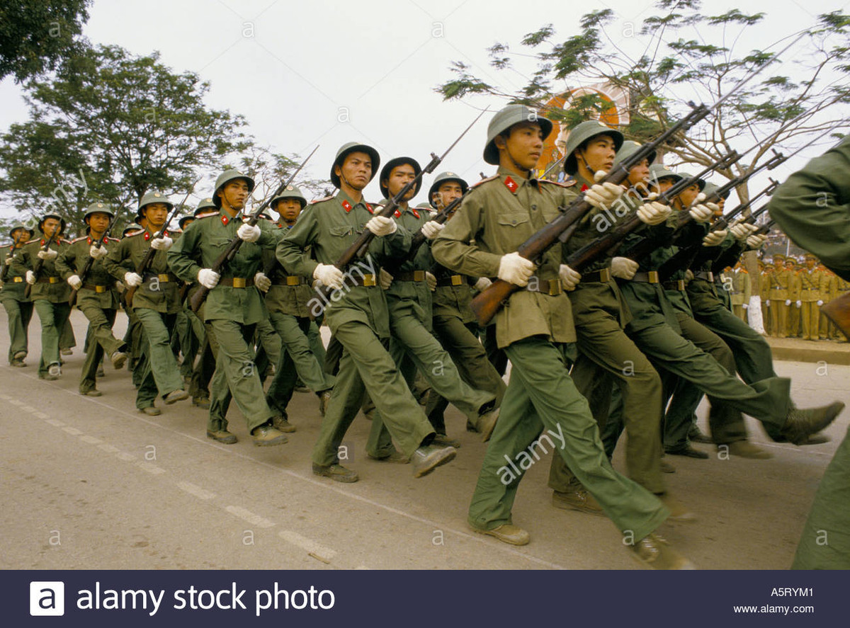 Khối lục quân duyệt binh. Năm 1985 đất nước vẫn rất khó khăn nên quân phục của bộ đội đôi khi không đồng màu hẳn nhưng vẫn toát lên vẻ oai phong của những người lính quân đội đánh thắng các cường quốc sừng sỏ nhất thế giới.