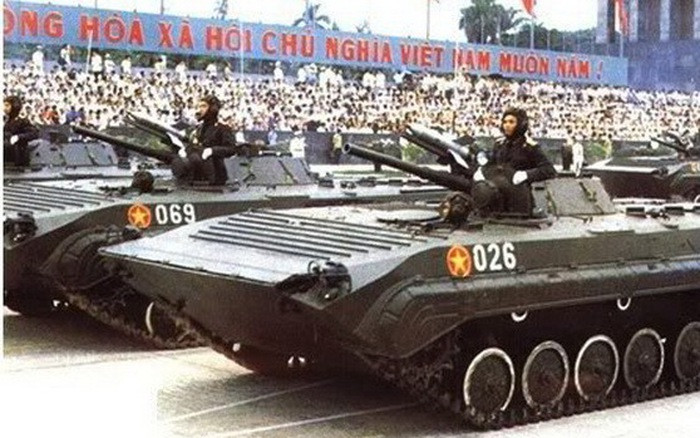 Đội hình xe chiến đấu bộ binh BMP-1 của sư đoàn quân tiên phong duyệt binh hùng tráng. Ảnh tư liệu.