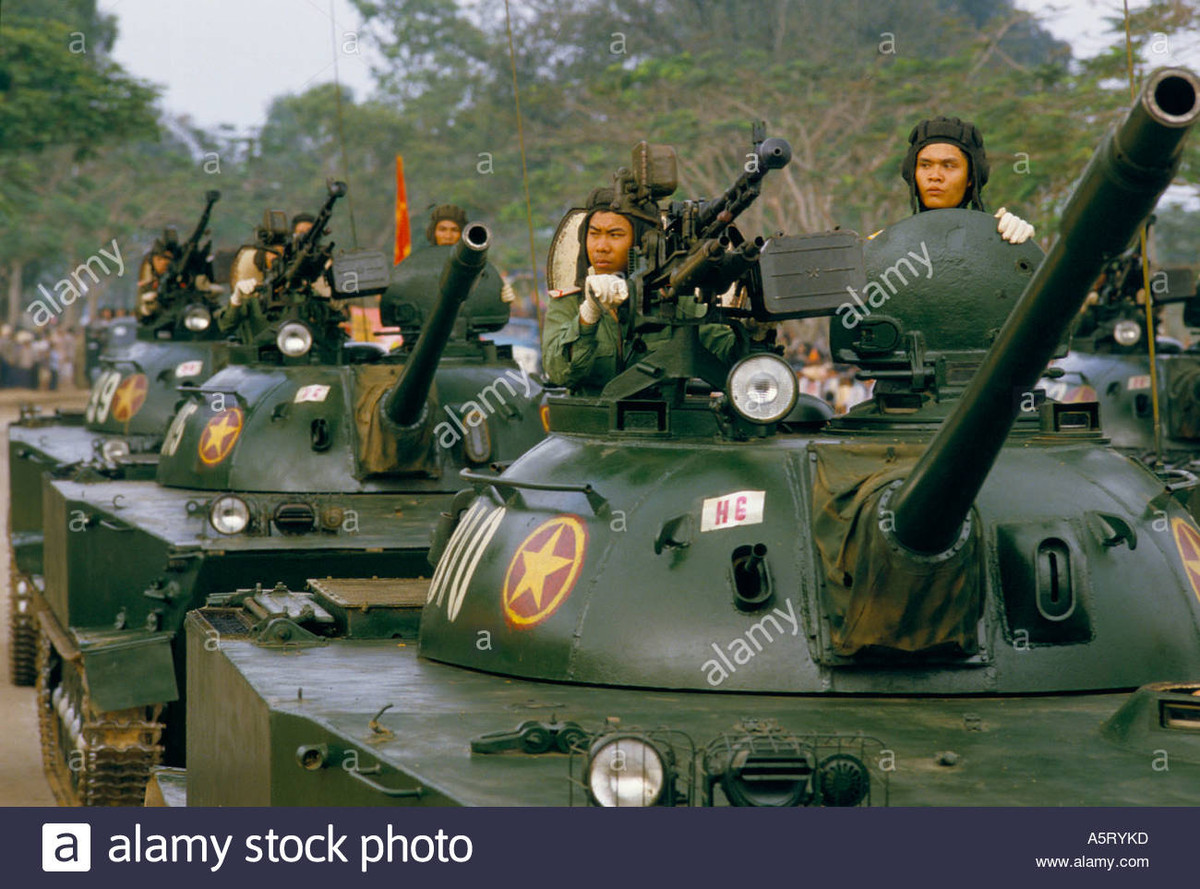Khối cơ giới duyệt binh. Trong ảnh là các xe tăng bơi K63-85 từng tham gia chiến dịch giải phóng Huế 10 năm trước. Ảnh: alamy photo.