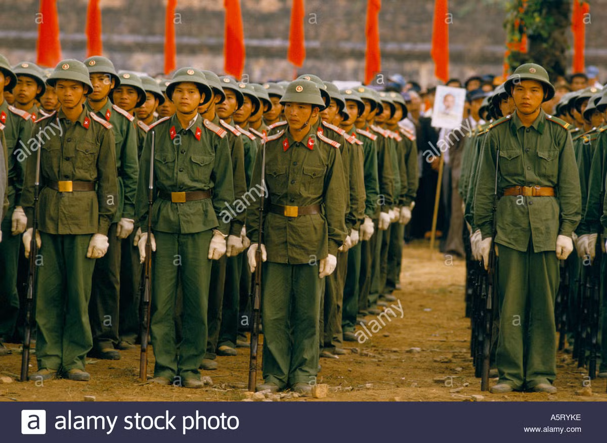 Địa điểm cuộc duyệt binh kỷ niệm 10 năm ngày giải phóng thành phố Huế (26/3/1975-26/3/1985) có lẽ là nằm trên con đường ngay cạnh sông Hương thơ mông, phía trước lối vào Đại Nội (Tử cấm thành Huế). Trong ảnh, cán bộ chiến sĩ các lực lượng vũ trang thuộc “khối đứng” trong cuộc duyệt binh. Ảnh: alamy photo.