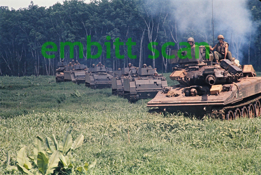 Đó mới chỉ là vài thống kê nhẹ nhàng liên quan tới lịch sử đáng thất vọng của M551 Sheridan. Ngoài những con số quá trình chiến đấu, Sheridan còn nổi bật với chuyện hỏng vặt, tự khiến nó thất bại trước khi kịp tham chiến. Theo một báo cáo tổng kết của Mỹ, tháng 2/1969 74 chiếc M551 được gửi tới Việt Nam, nhưng chỉ 3 tháng sau người ta ghi nhận 16 lỗi cơ học nghiêm trọng, 41 phát đạn bắn thất bại, 140 viên đạn bị lỗi, 25 động cơ (25 xe) bị cháy, tháp pháo gặp 125 lỗi về điện, phần lớn đạn súng máy mang theo phải cất giữ bên ngoài tăng nguy cơ cháy nổ vì không gian bên trong hạn chế quá. Đúng là chưa kịp đụng độ với quân giải phóng miền Nam, Sheridan đã tự loại mình khỏi vòng chiến. Nguồn ảnh: Pinterest