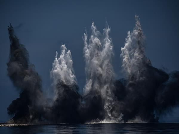 Trong ảnh, mục tiêu trường bắn trên biển bị công phá dữ dội bằng rocket trong cuộc diễn tập thực binh bắn đạn thật của KQND Việt Nam. Nguồn ảnh: PK-KQ